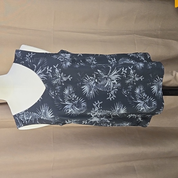 Fig Clothing black & grey floral sleeveless V-neck blouse top, size small - Picture 2 of 10